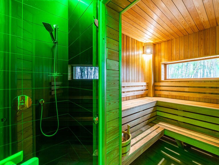 Una sauna junto a la ducha.