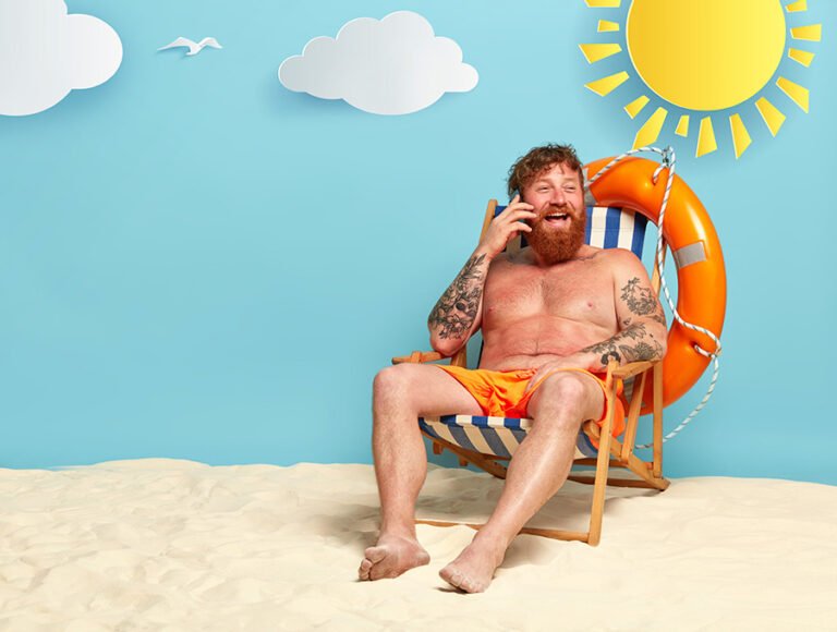 Este hombre tiene la piel roja porque se ha quemado un poco con el sol de la playa. Ahora está sentado en la hamaca, sobre la arena.