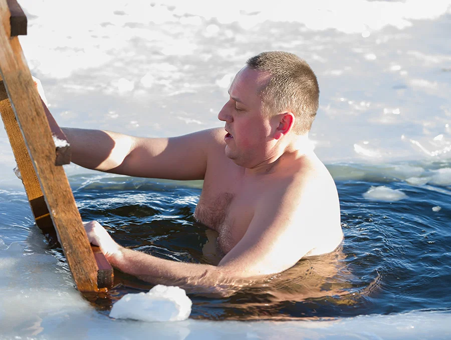 Este hombre se está dando un baño de agua helada natural.