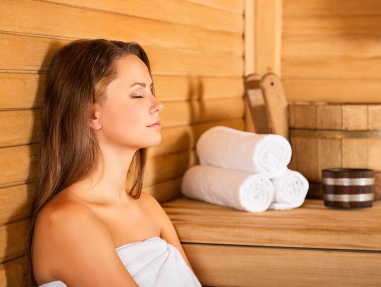 Esta mujer está super relajada tomando un baño de sauna relajante.