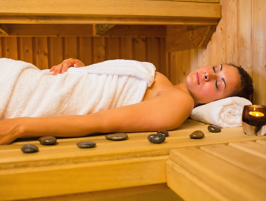 ¿Puedes tumbarte en una sauna? 5 posibles beneficios de una sauna más larga
