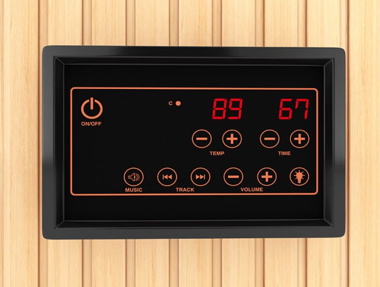 Un sensor eléctrico de temperatura y humedad instalado en el interior de una sauna de madera.