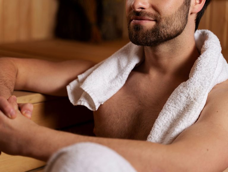 Este hombre está tomando una sauna después del entrenamiento en el gimnasio.