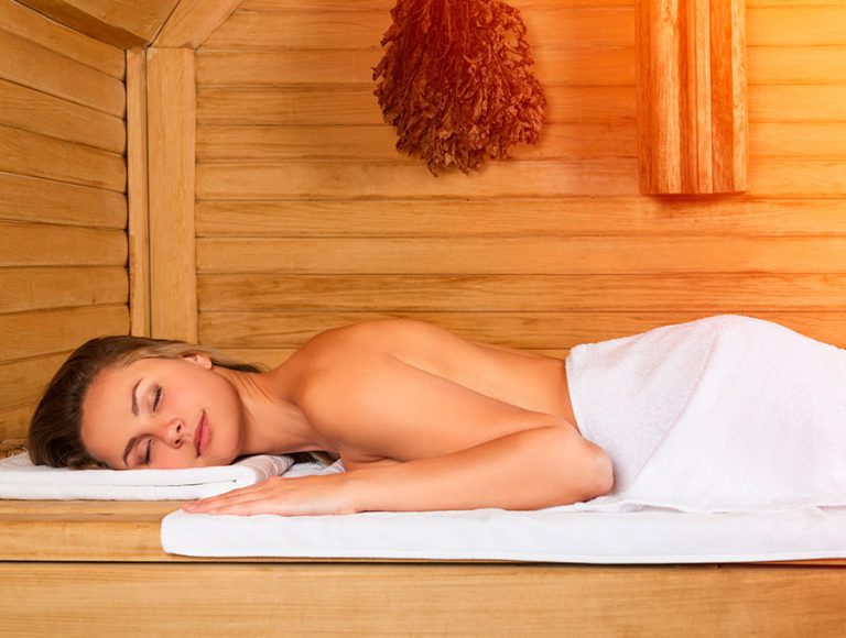 Mujer muy relajada dentro de una sauna de infrarrojos.